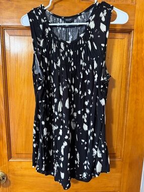 Simply Vera Vera Wang Black Sleeveless Blouse with Cream Spot Print